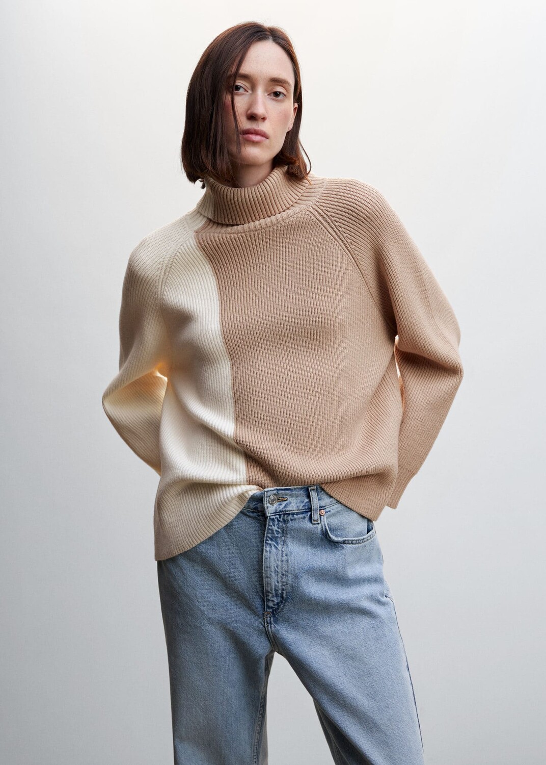 

Свитер с вырезом горловины MANGO, песок