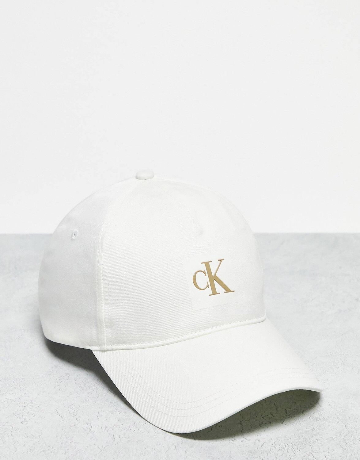 

Белая скульптурная кепка Calvin Klein Jeans