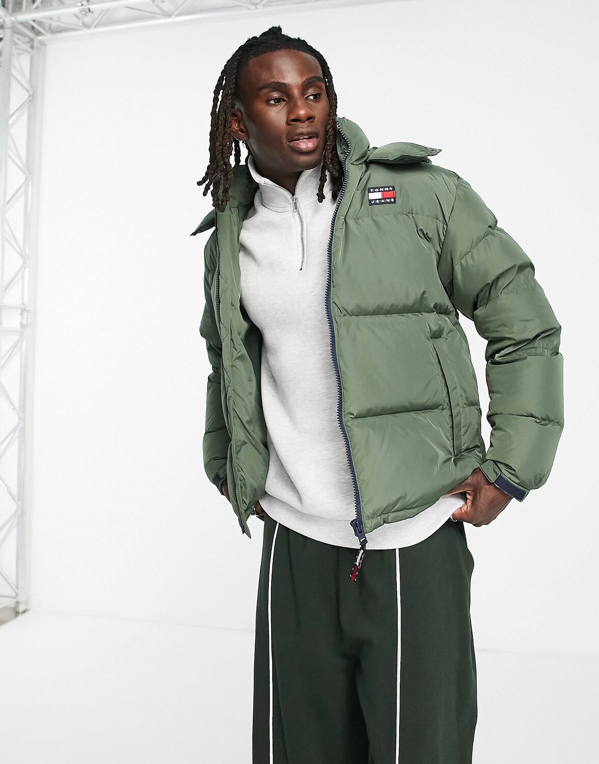 

Зеленая пуховая куртка Tommy Jeans со съемным капюшоном и логотипом в виде флага Аляски