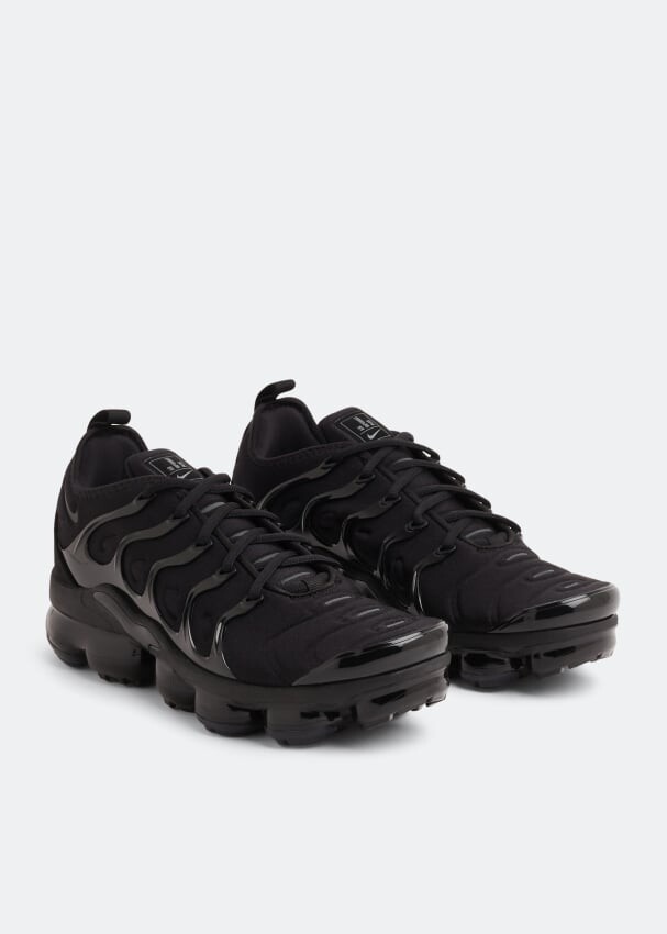 Air vapormax plus triple black hotsell