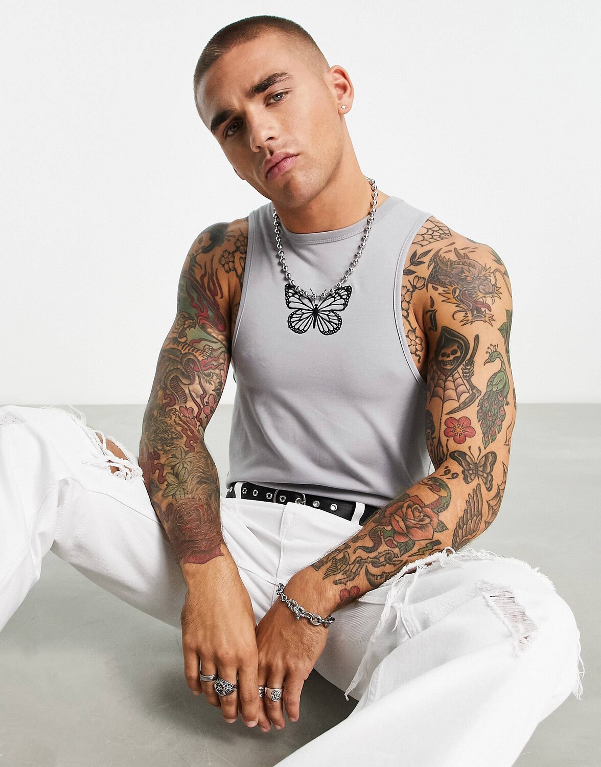 

Серый приталенный жилет с вышивкой бабочкой ASOS DESIGN