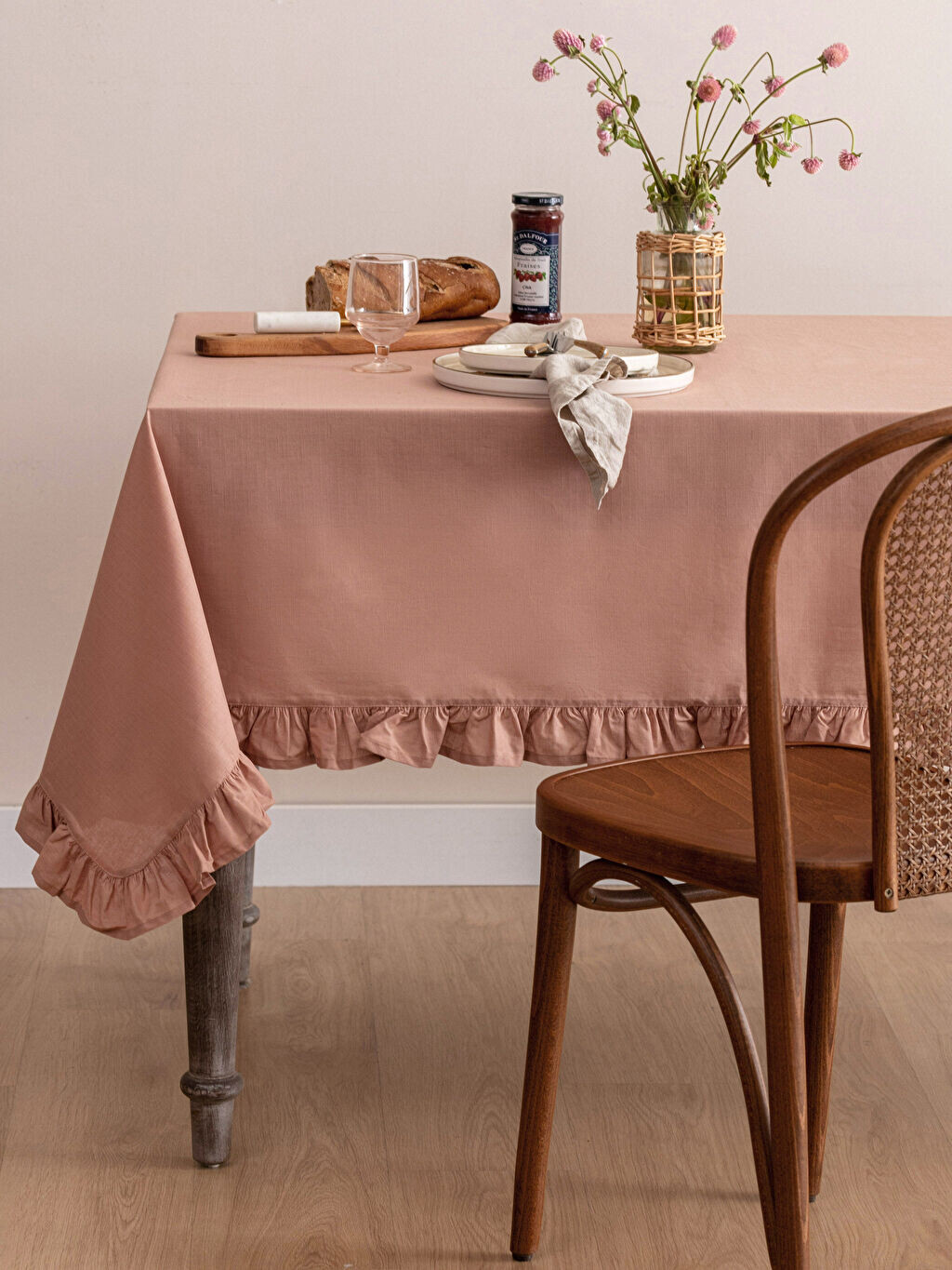 

Хлопковая скатерть с оборками 150x200 см LCW Home
