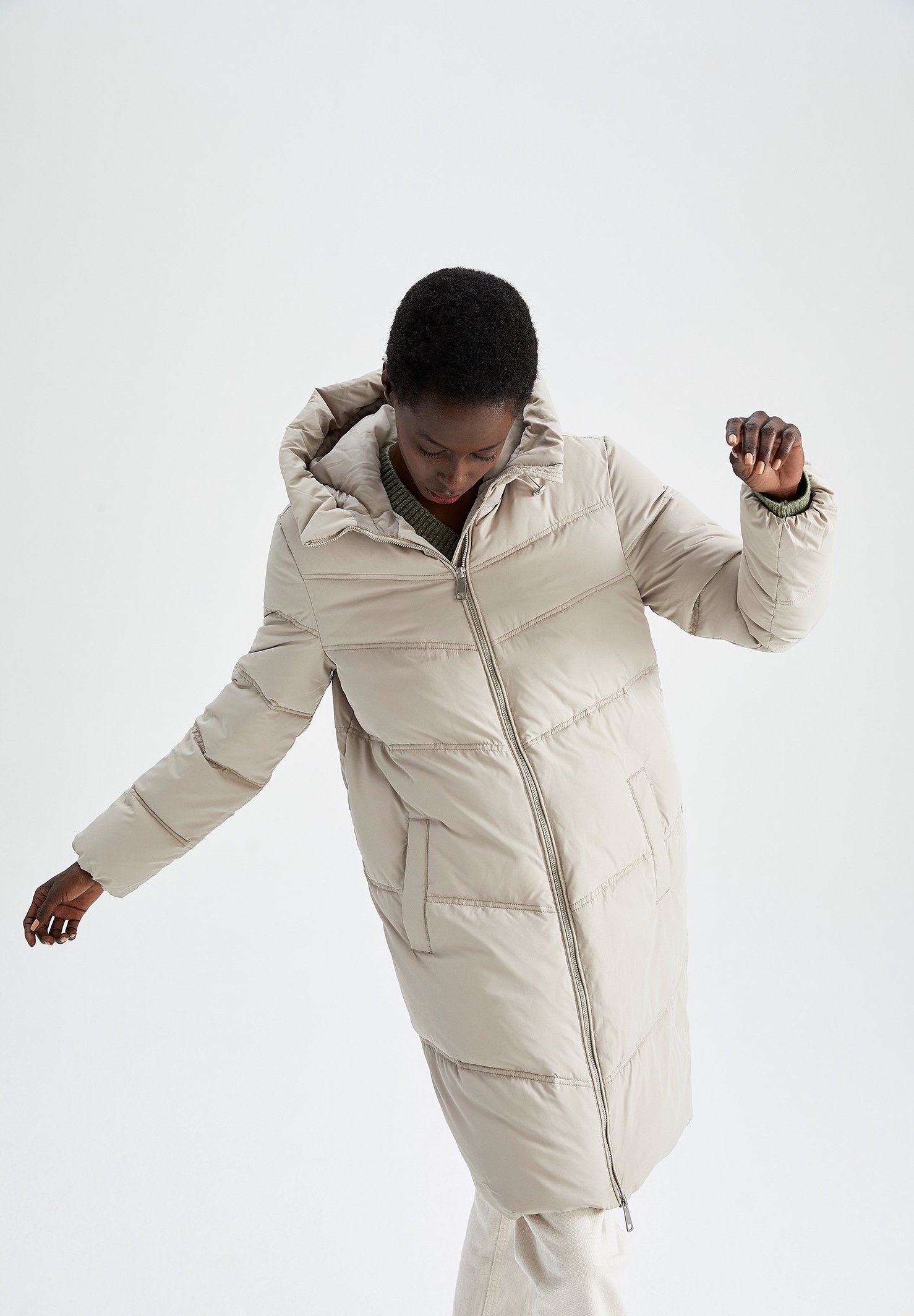 Пальто зимнее Defacto с капюшоном, бежевый цена и фото