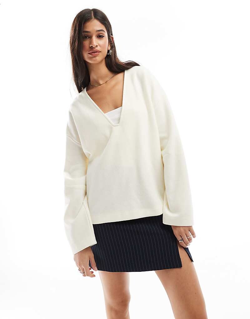 

ASOS DESIGN – Белый очень мягкий свитер с глубоким V-образным вырезом