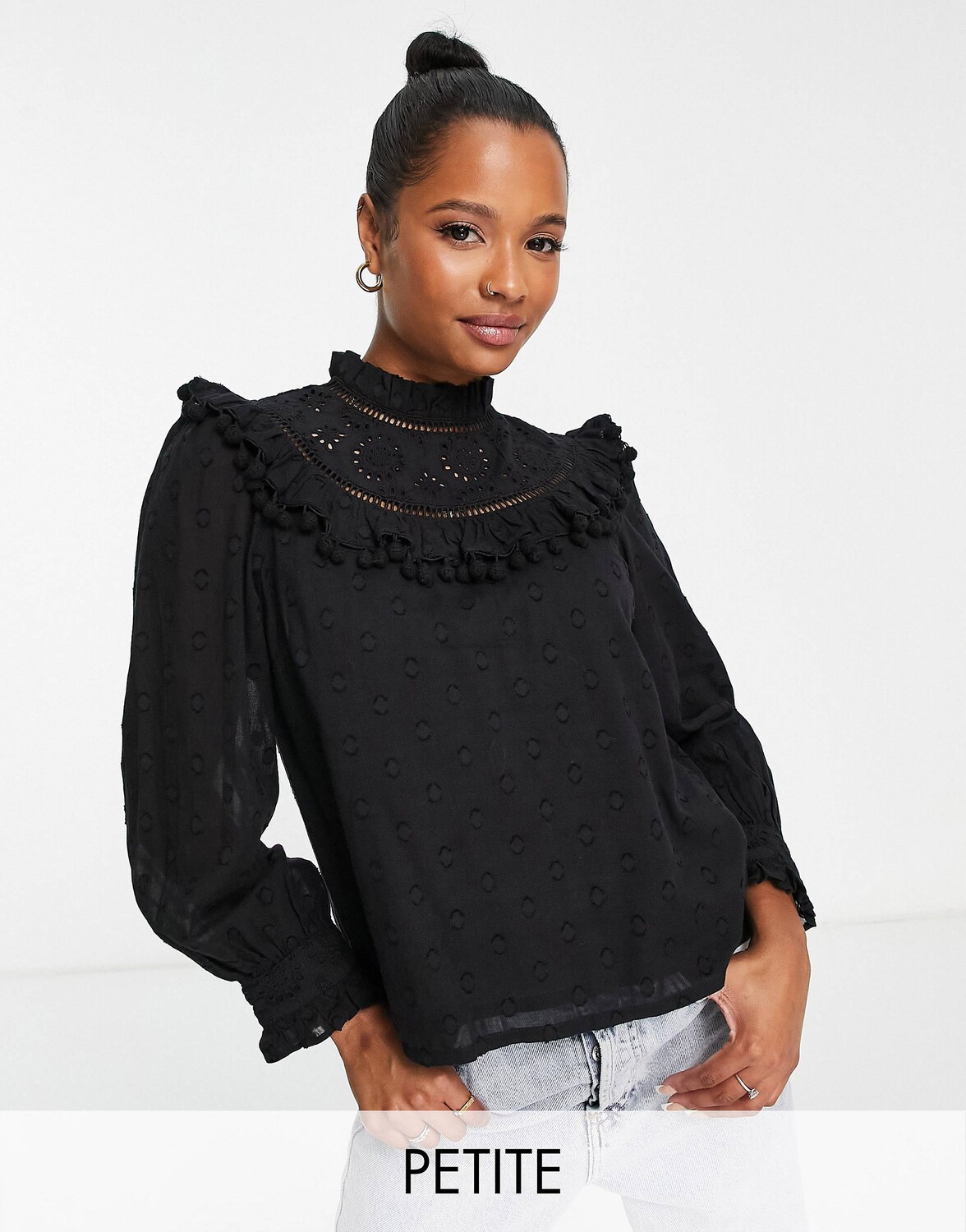 

Черная блузка с отделкой помпонами Miss Selfridge Petite victoriana