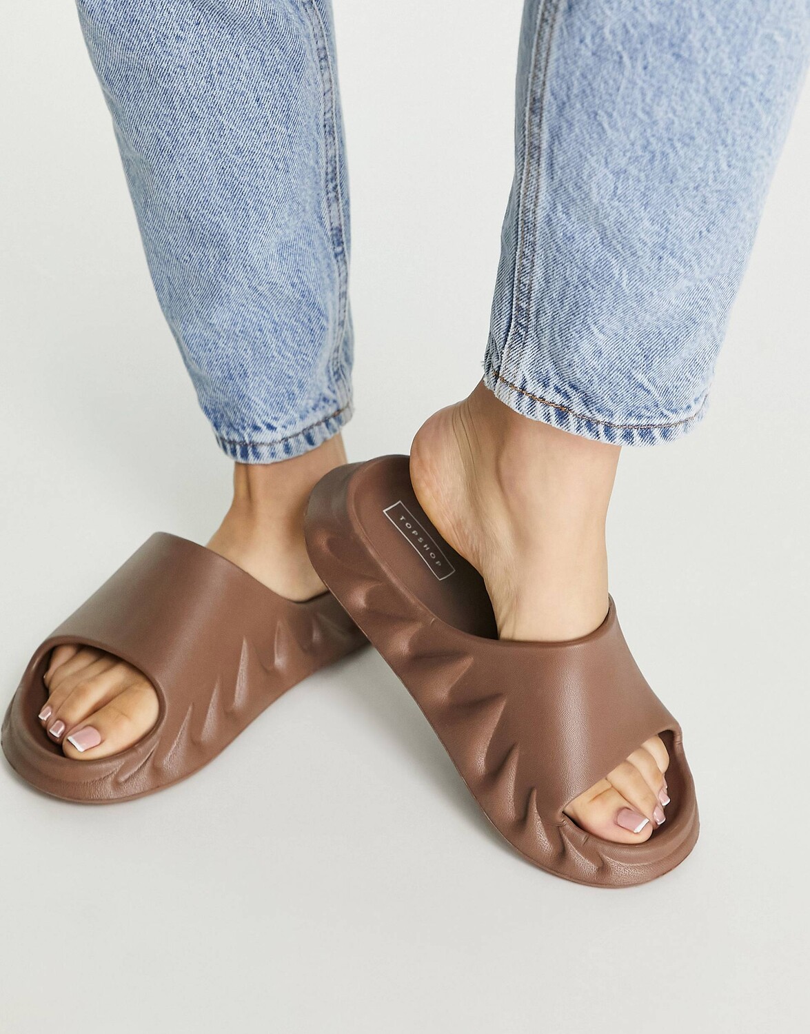 

Шоколадные шлепанцы без задника Topshop Pye