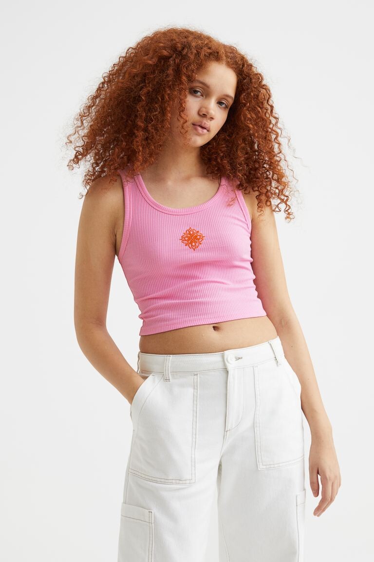 

Вышитая футболка в рубчик H&M, розовый/вышивка