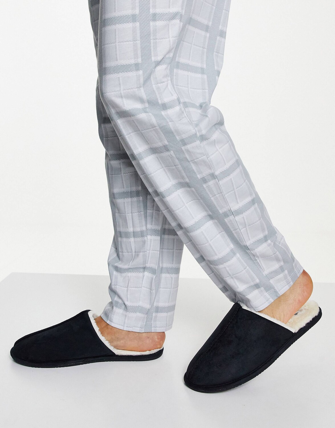 

Черные слипоны с кремовой подкладкой из искусственного меха ASOS DESIGN