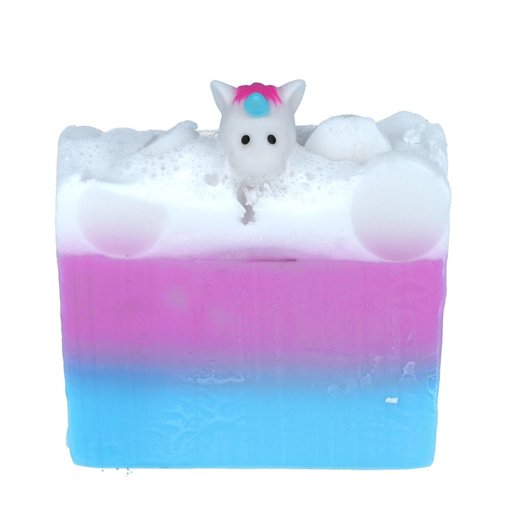 

Bomb Cosmetics Глицериновое мыло Rainbows & Unicorns Soap Slice с игрушкой 100г