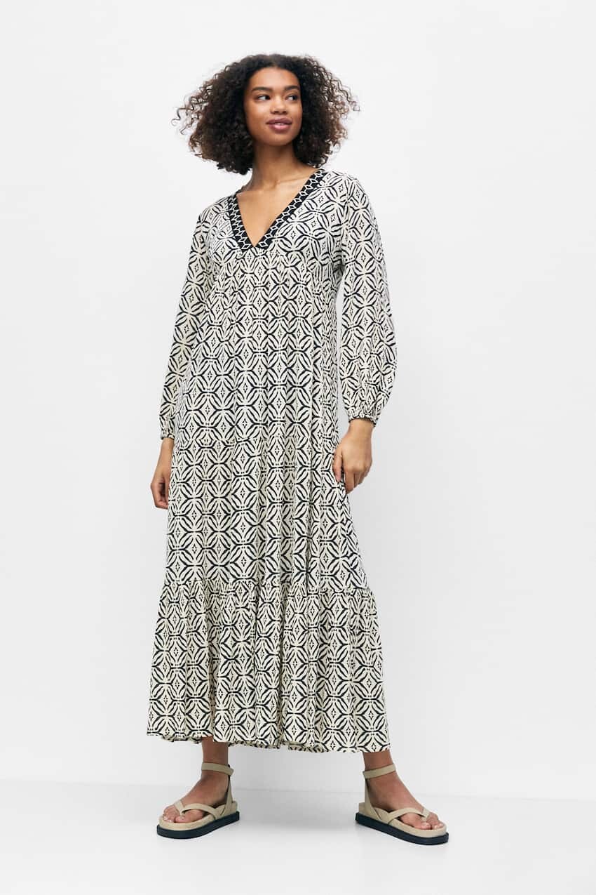 

Длинное платье с вышивкой Pull&Bear, черный