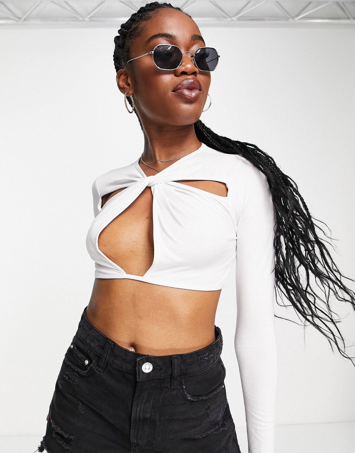 

Белый топ с длинными рукавами с вырезами ASOS DESIGN