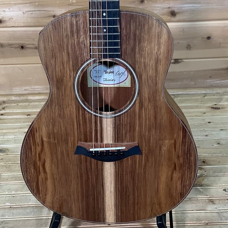 

Акустическая электрогитара Taylor GS Mini-e Koa - натуральный цвет GS Mini-e Koa Acoustic Electric Guitar - Natural