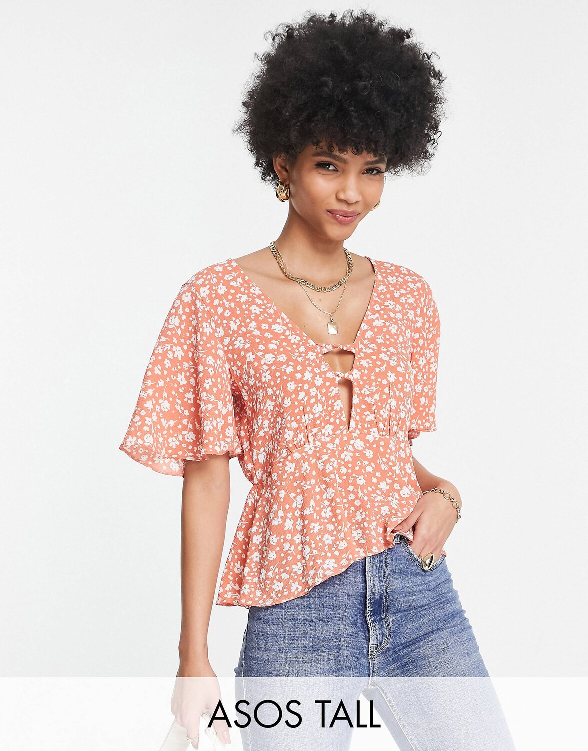 

Черная блуза с цветочным принтом ASOS DESIGN Tall с баской по подолу и рукавом-ангелом с перекручивающейся деталью спереди ASOS DESIGN Tall