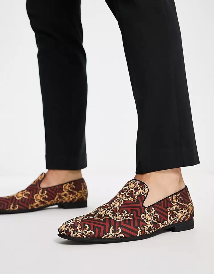 

Атласные лоферы с принтом в стиле барокко ASOS DESIGN, бордовый