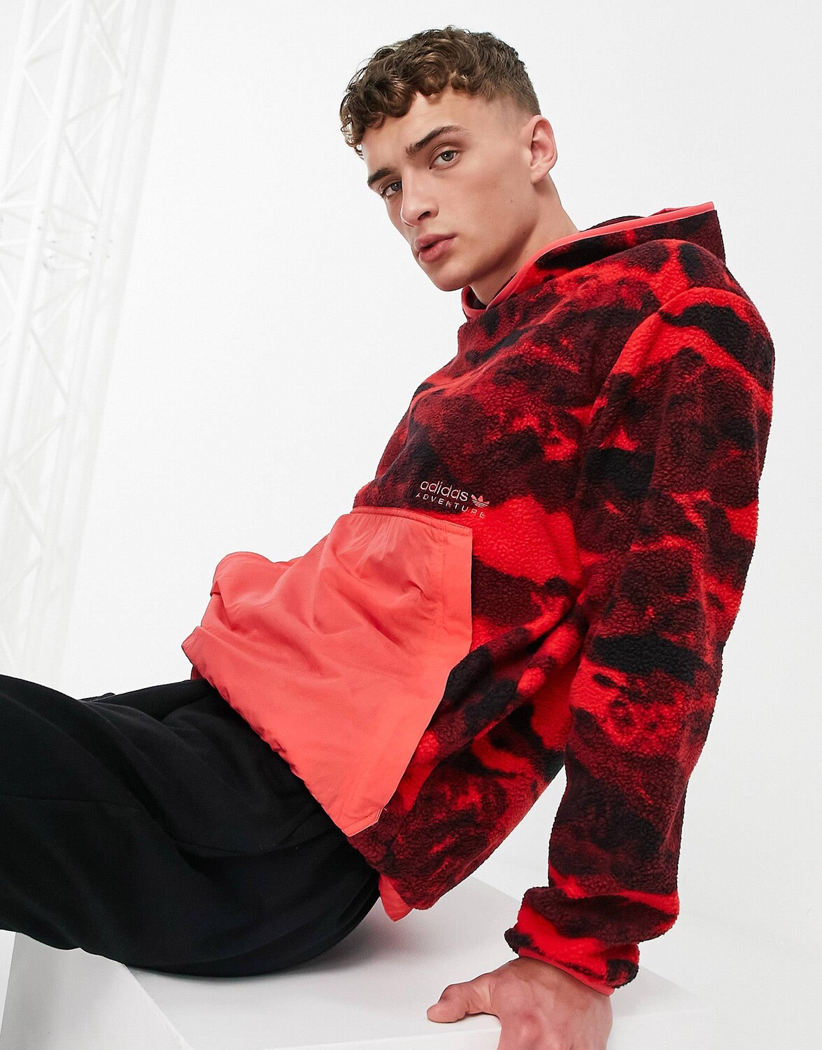 

Красная флисовая худи с горным принтом adidas Originals Adventure