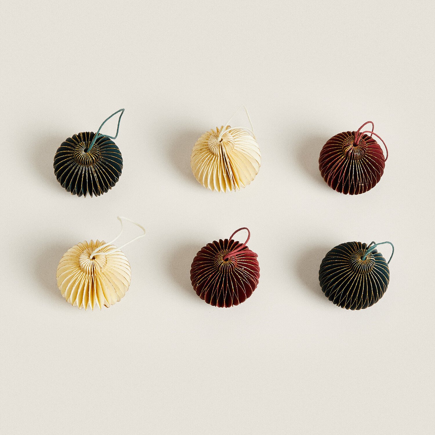 

Набор елочных украшений Zara Home Christmas Paper Bauble, 6 предметов, кремовый/зеленый/красный