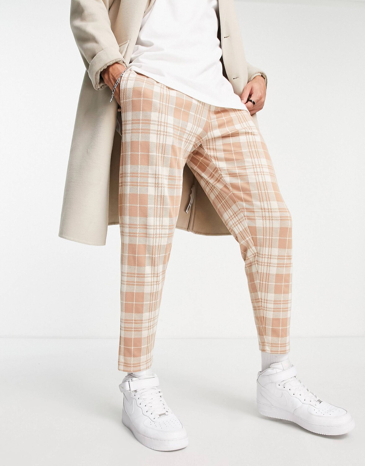 

Зауженные книзу джоггеры в бежевую клетку ASOS DESIGN