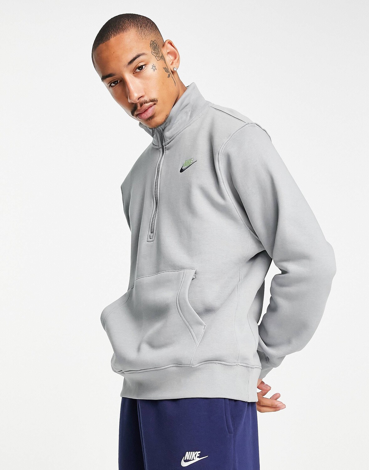 

Серый топ с молнией на половину длины Nike Club