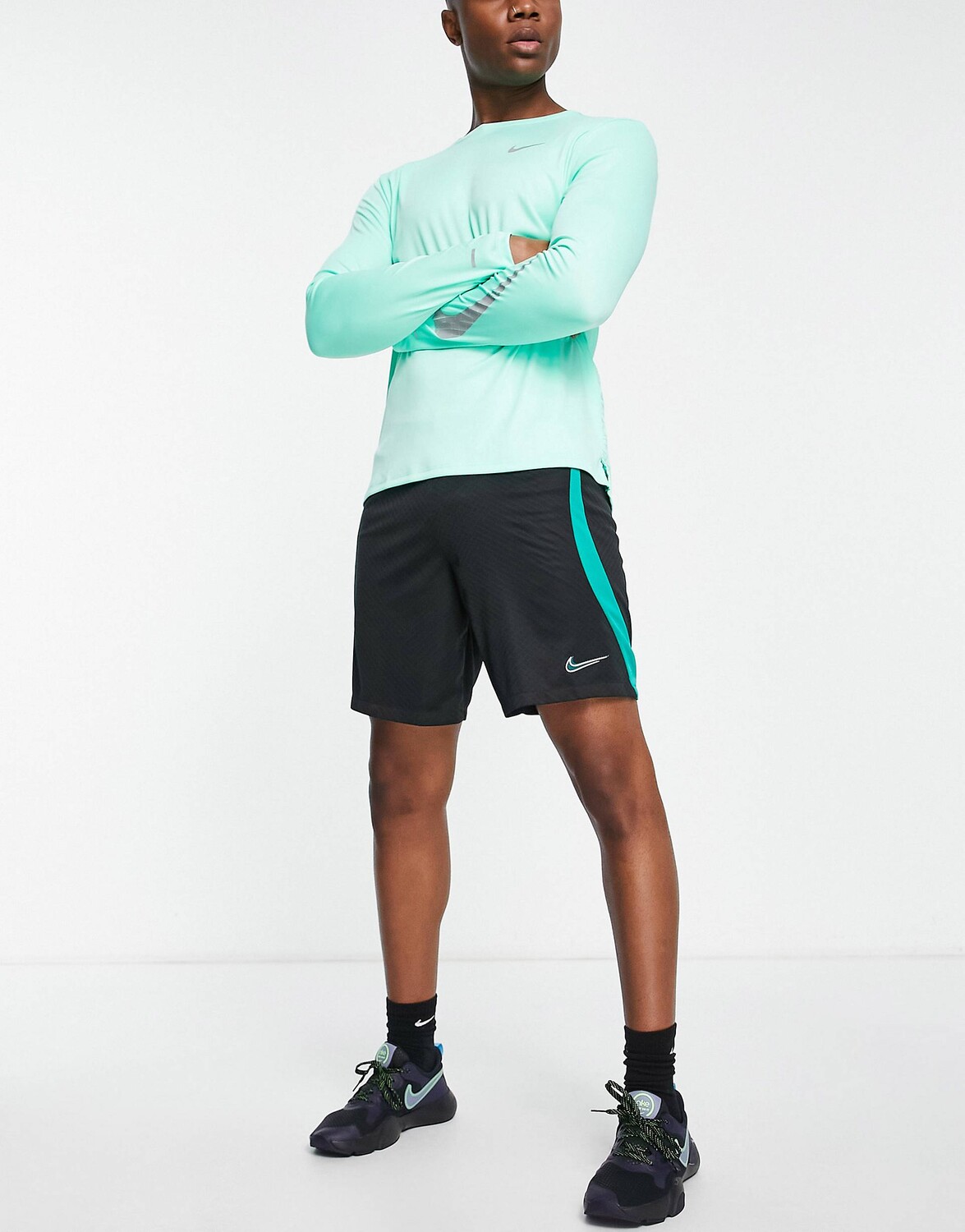 

Черно-бирюзово-зеленые шорты Nike Football Strike Dri-FIT
