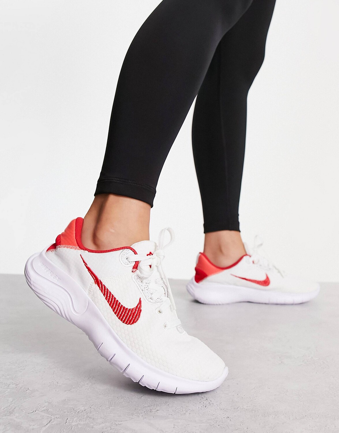 

Бело-розовые кроссовки Nike Running Flex Experience 11