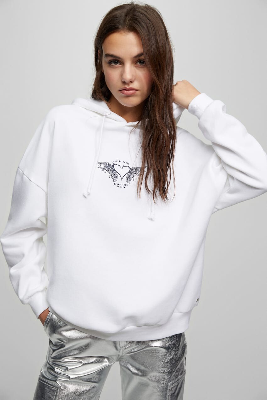 

Худи белого цвета с принтом в виде сердечек Pull&Bear, белый