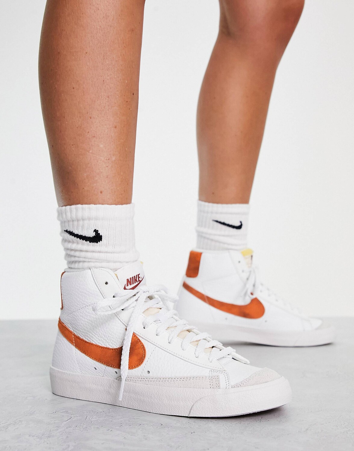 

Кроссовки Nike Blazer Mid '77 Vintage из белого и коричневого мрамора