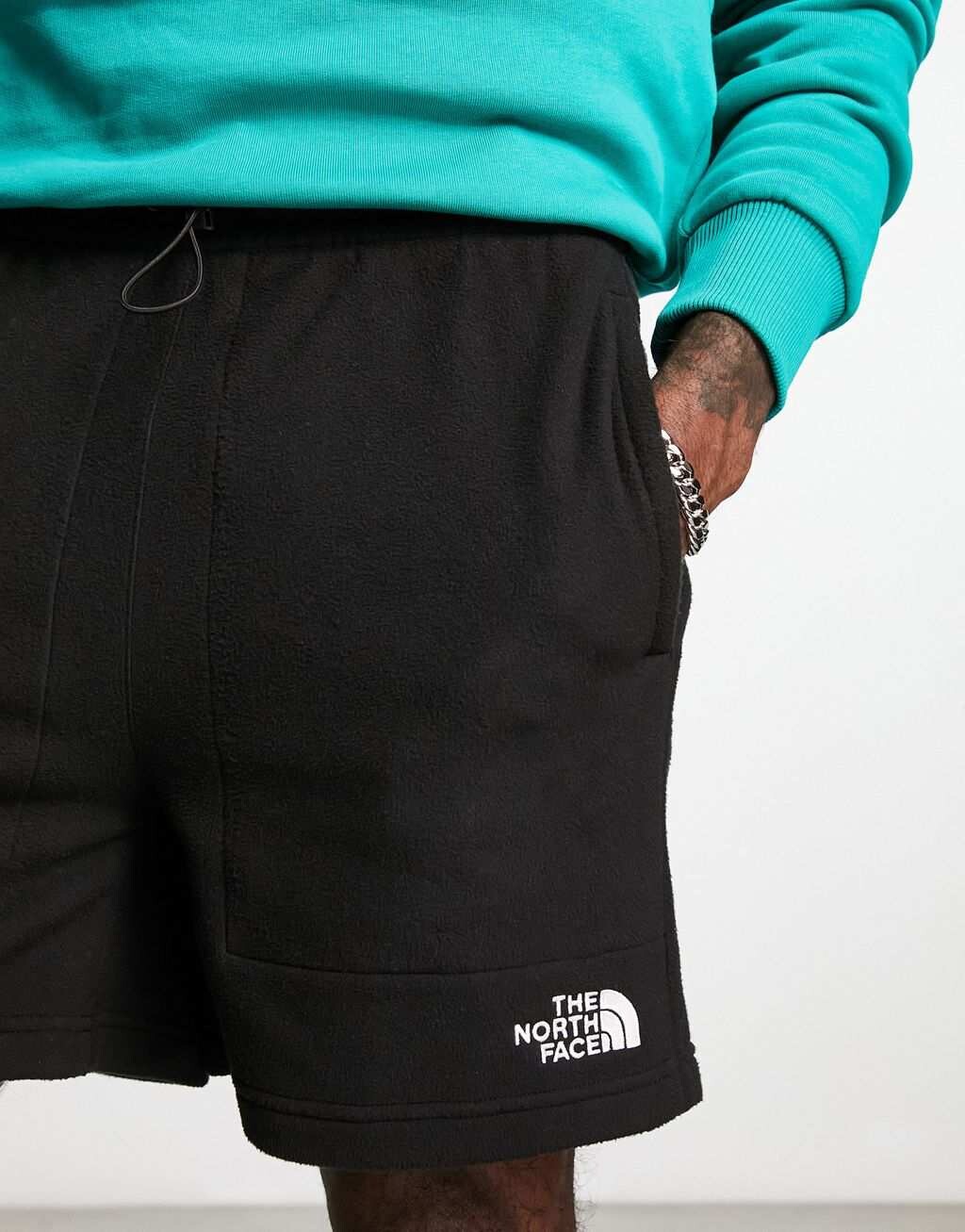 

Черные флисовые шорты The North Face Glacier эксклюзивно на ASOS