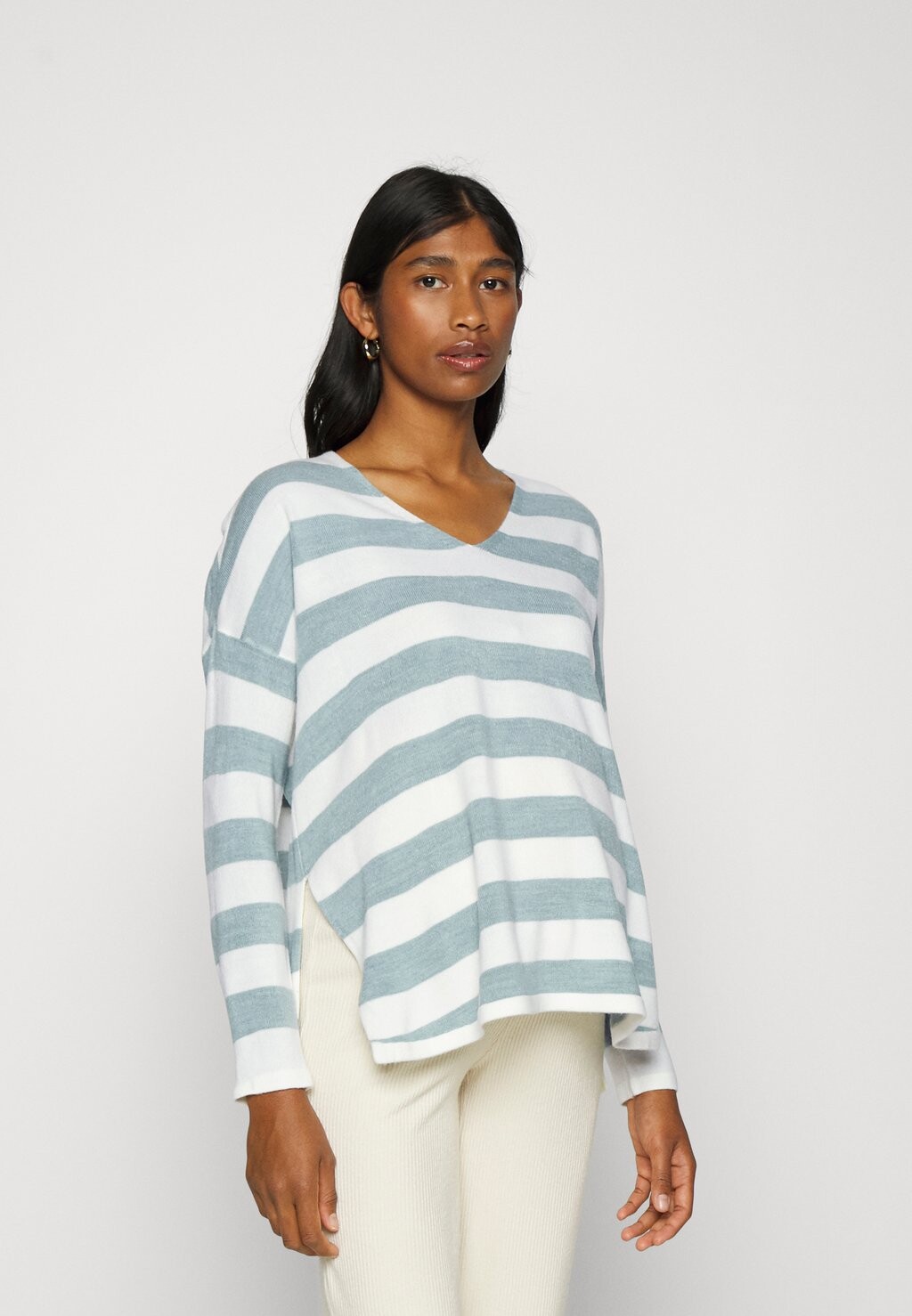 

Вязаный свитер OLMAMALIA V-NECK ONLY MATERNITY, цвет blue surf/cloud dancer