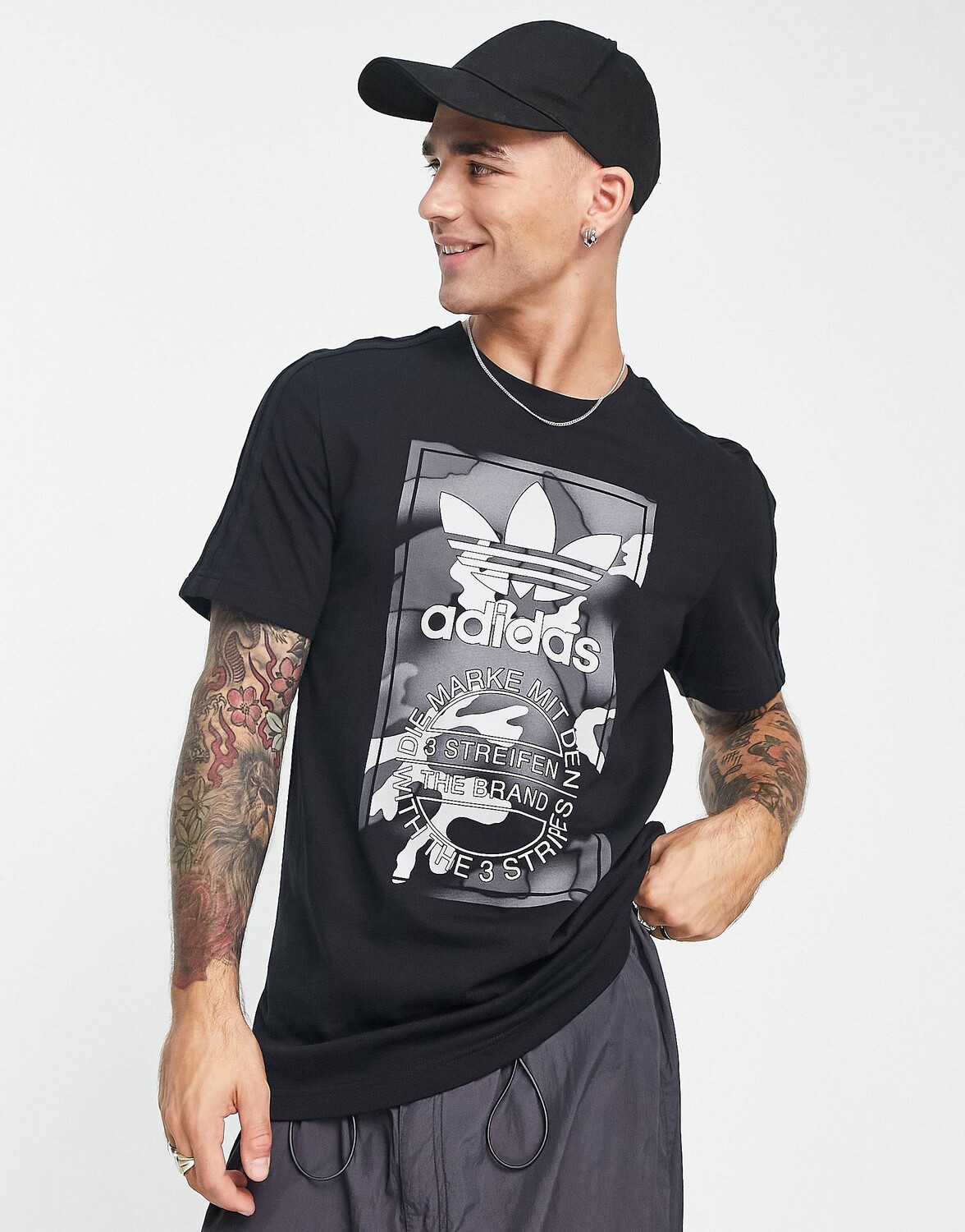 

Черная футболка с камуфляжным принтом adidas Originals