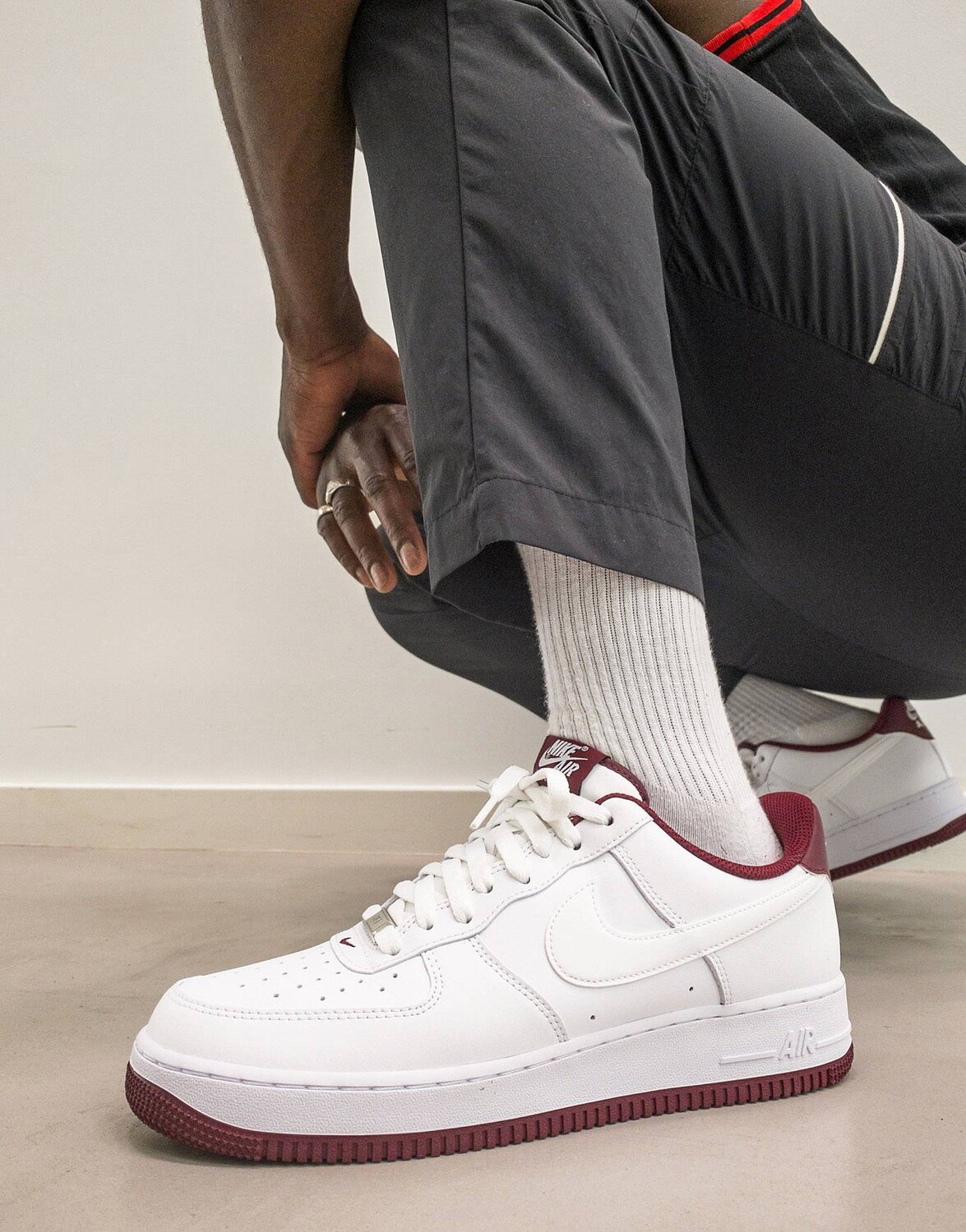 

Кроссовки Nike Air Force 1 '07 белого и свекольного цвета