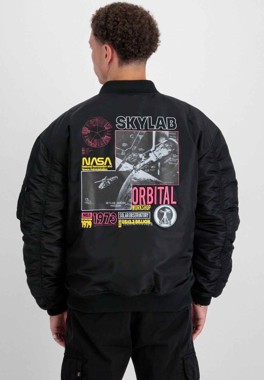 

Ветровка Alpha Industries NASA SKYLAB, цвет black magenta