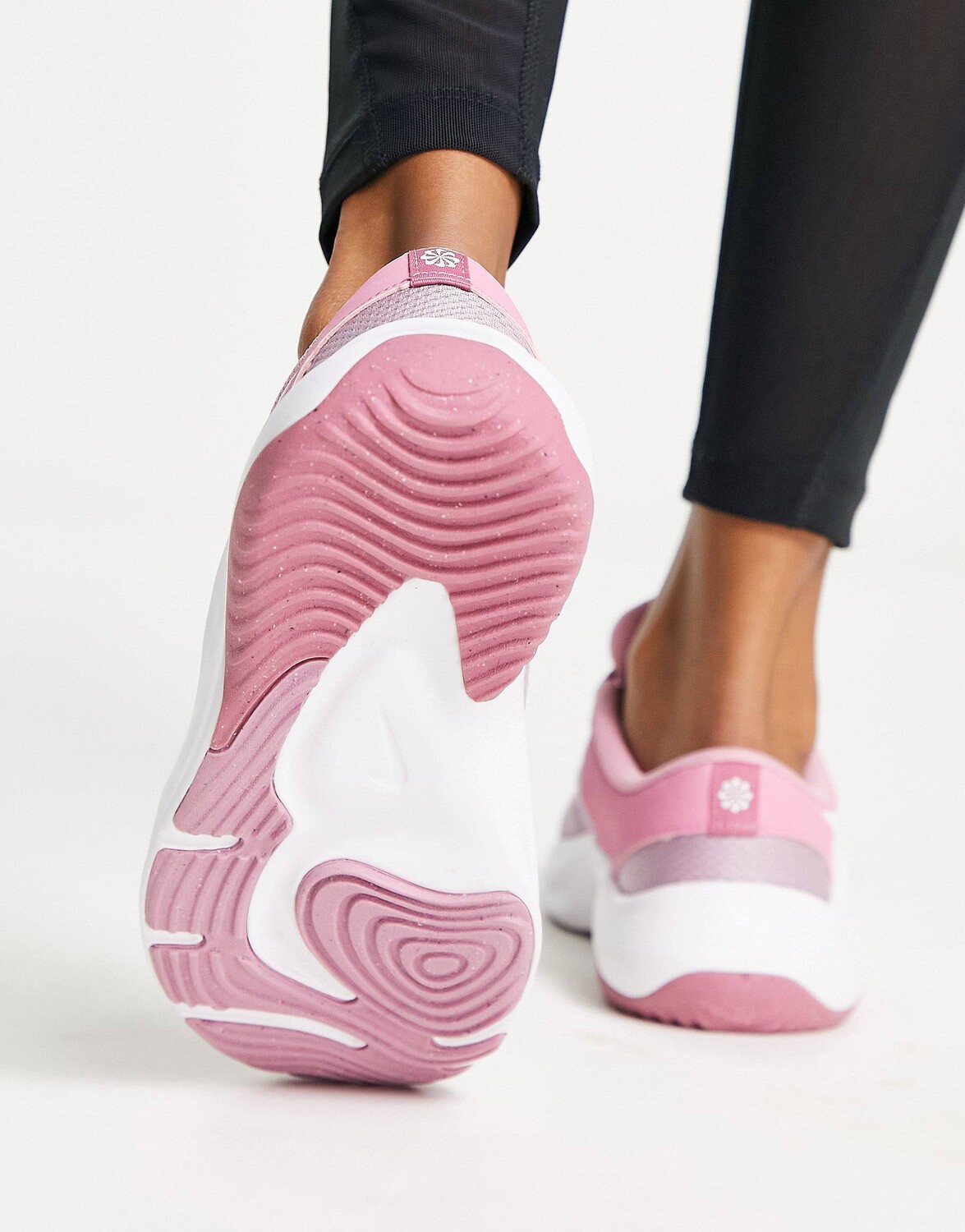 Розовые кроссовки Nike Training Legend Essential 3 – заказать по ...