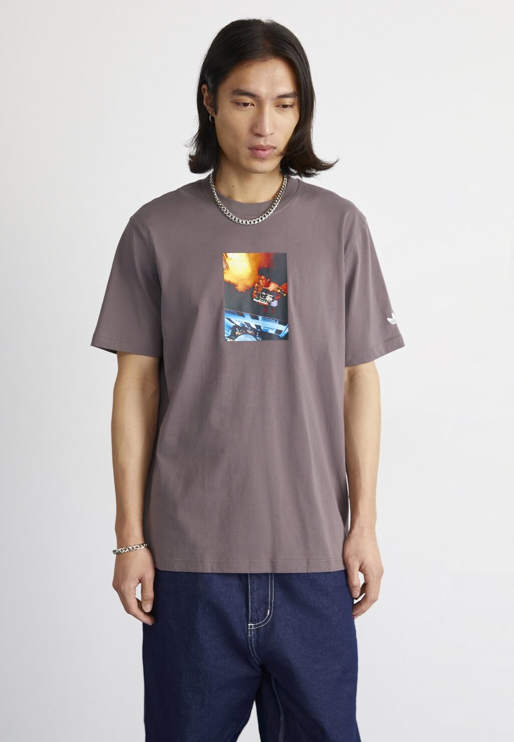 

Футболка с принтом Pic Tee adidas Originals, цвет charcoal