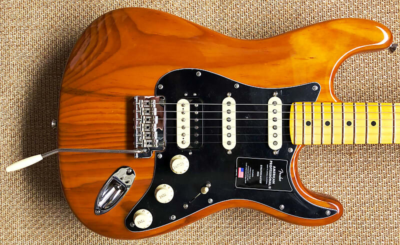 

Футляр Fender American Professional II Stratocaster из жареной сосны с кленовым грифом и накладкой на гриф American Professional II Stratocaster with Maple Fretboard