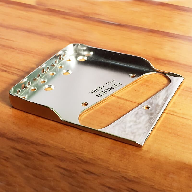 

Пластина бриджа Fender в винтажном стиле Telecaster с гибридными двойными пазами и перфорацией для верхней загрузки