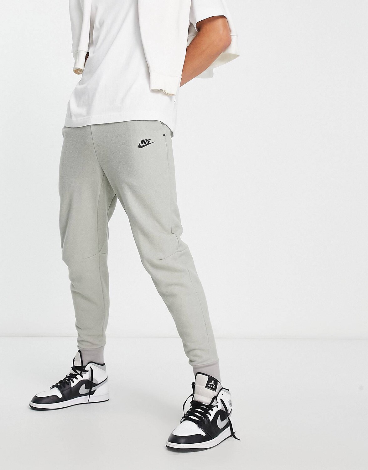

Зимние джоггеры Nike Tech Fleece из булыжника