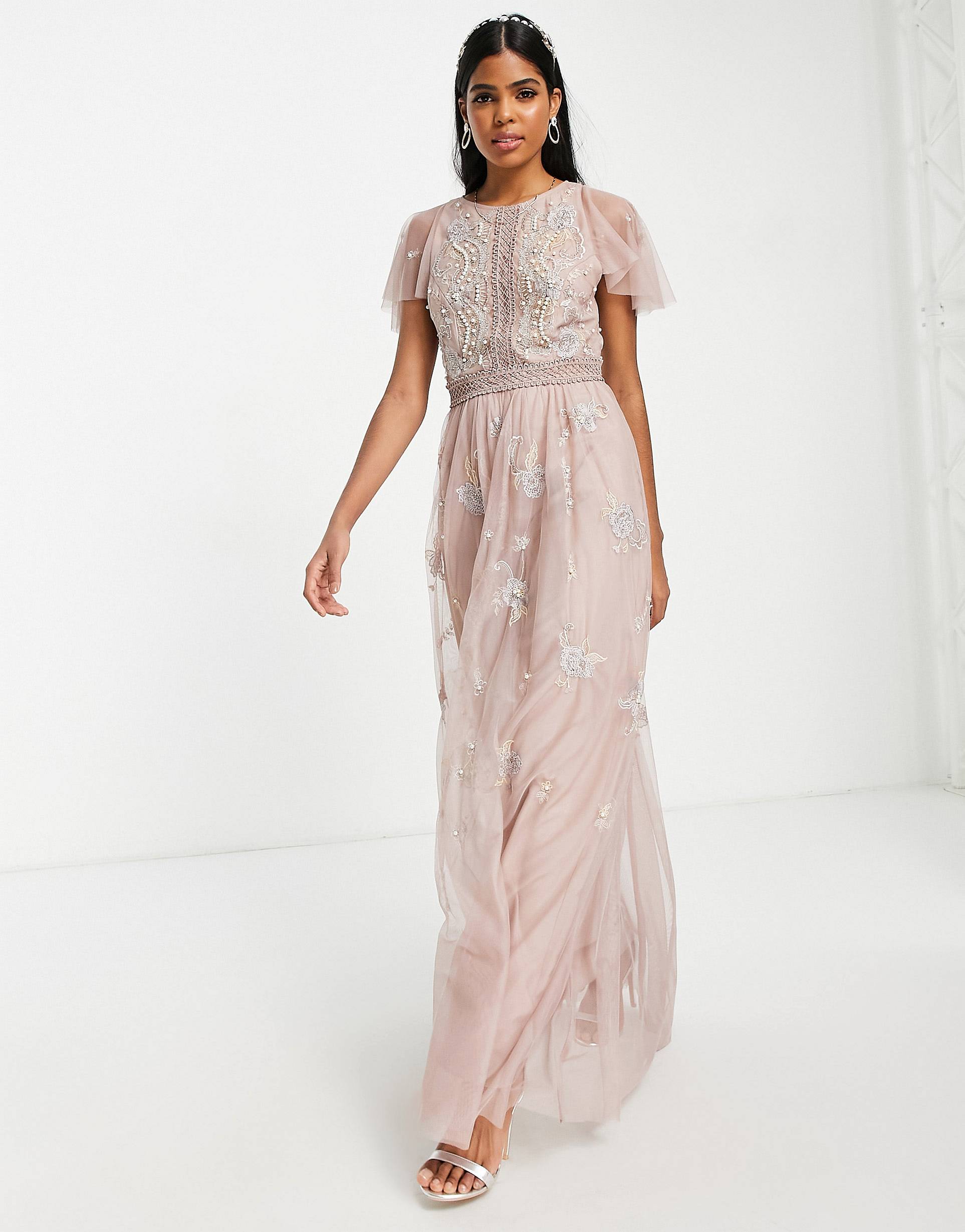 цена Розовое платье макси с жемчугом и цветочной вышивкой ASOS DESIGN Bridesmaid