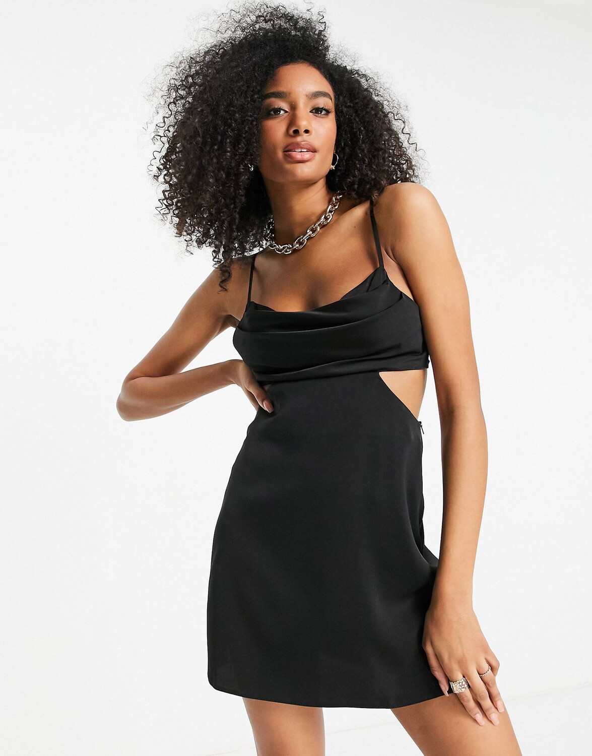 

Атласное платье мини косого кроя ASOS DESIGN с плиссированным лифом и вырезом