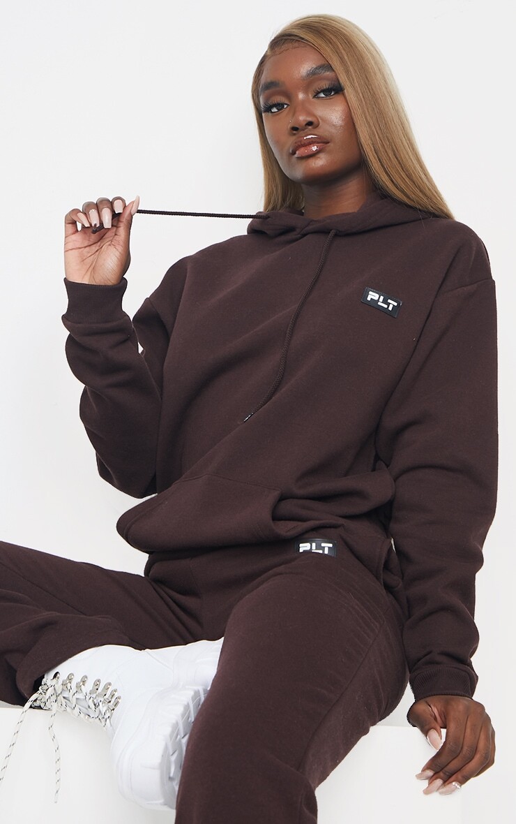 

PrettyLittleThing Tall Шоколадный объемный худи с логотипом, Коричневый