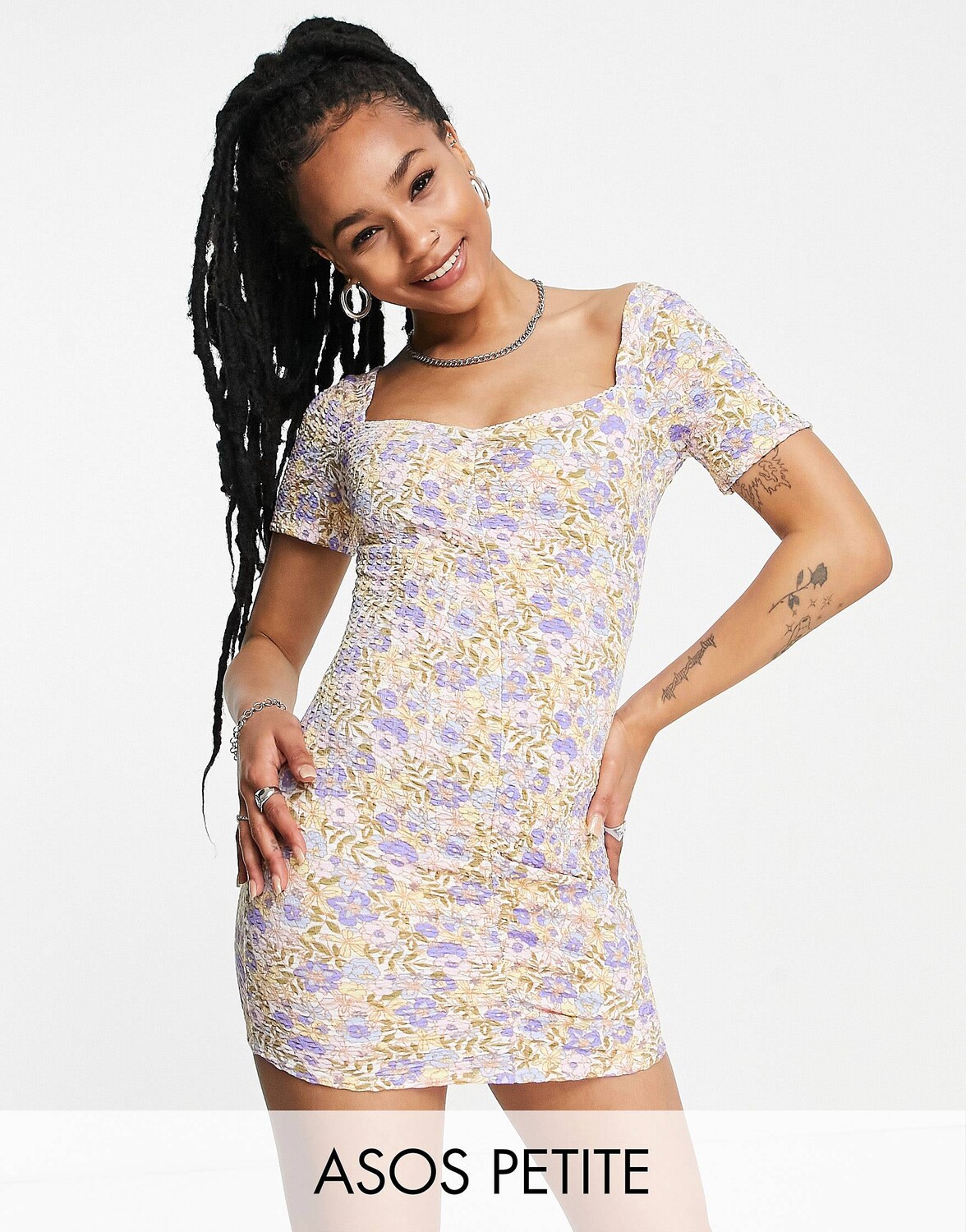

Текстурированное мини-платье с короткими рукавами и рюшами ASOS DESIGN Petite пастельно-голубого цвета с цветочным принтом ASOS DESIGN Petite, Синий