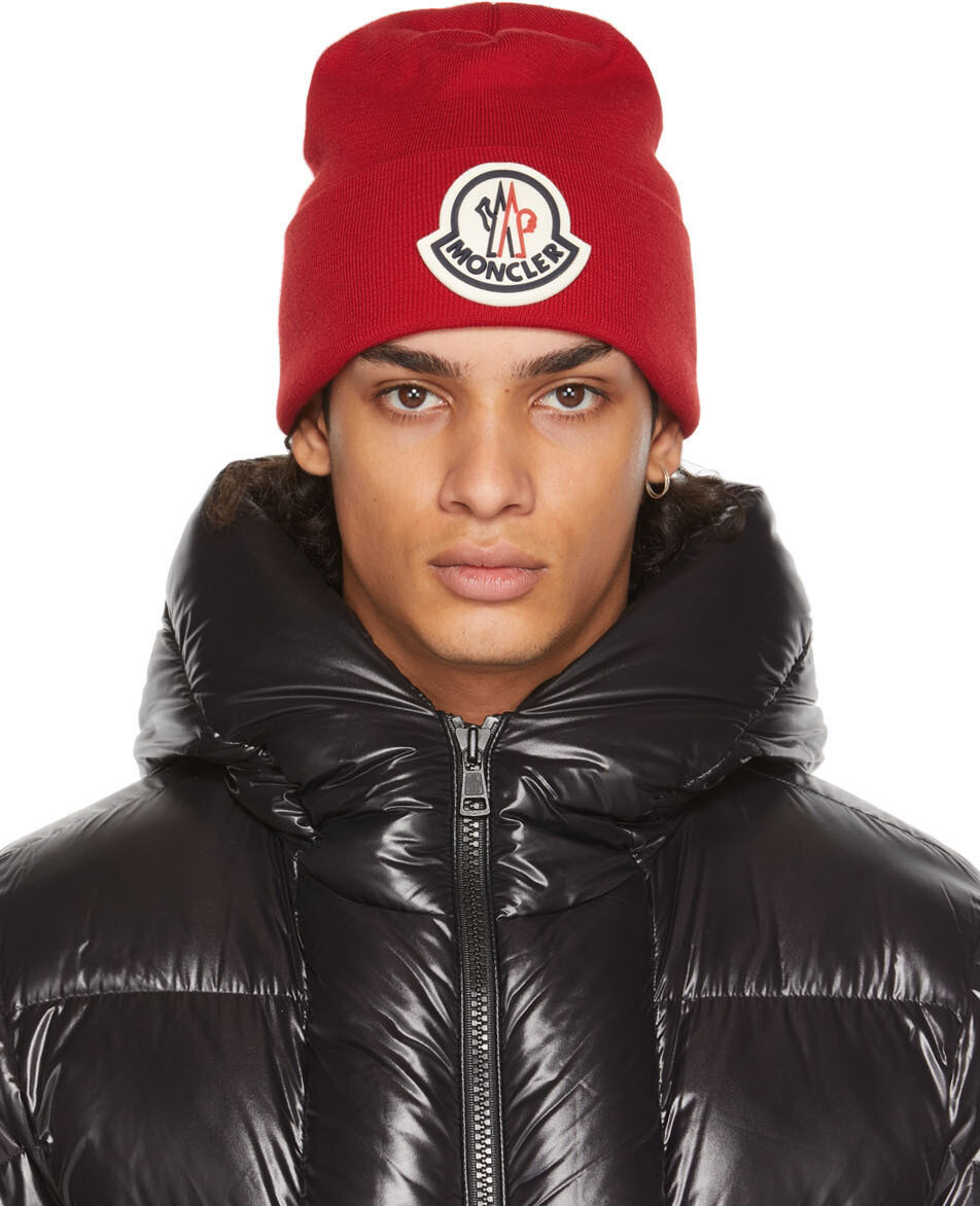 

Красная шерстяная шапка с логотипом Moncler