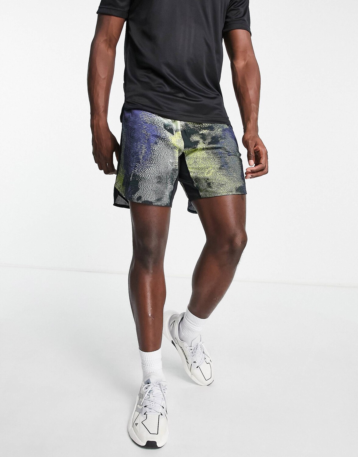 

Белые шорты с принтом adidas Training Design for Training HIIT