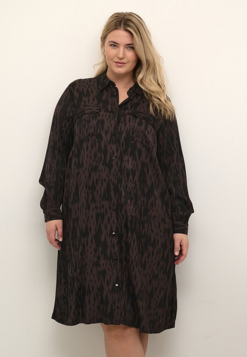 

Платье Camisero Kaffe Curve RIA, коричнево-черный с графикой