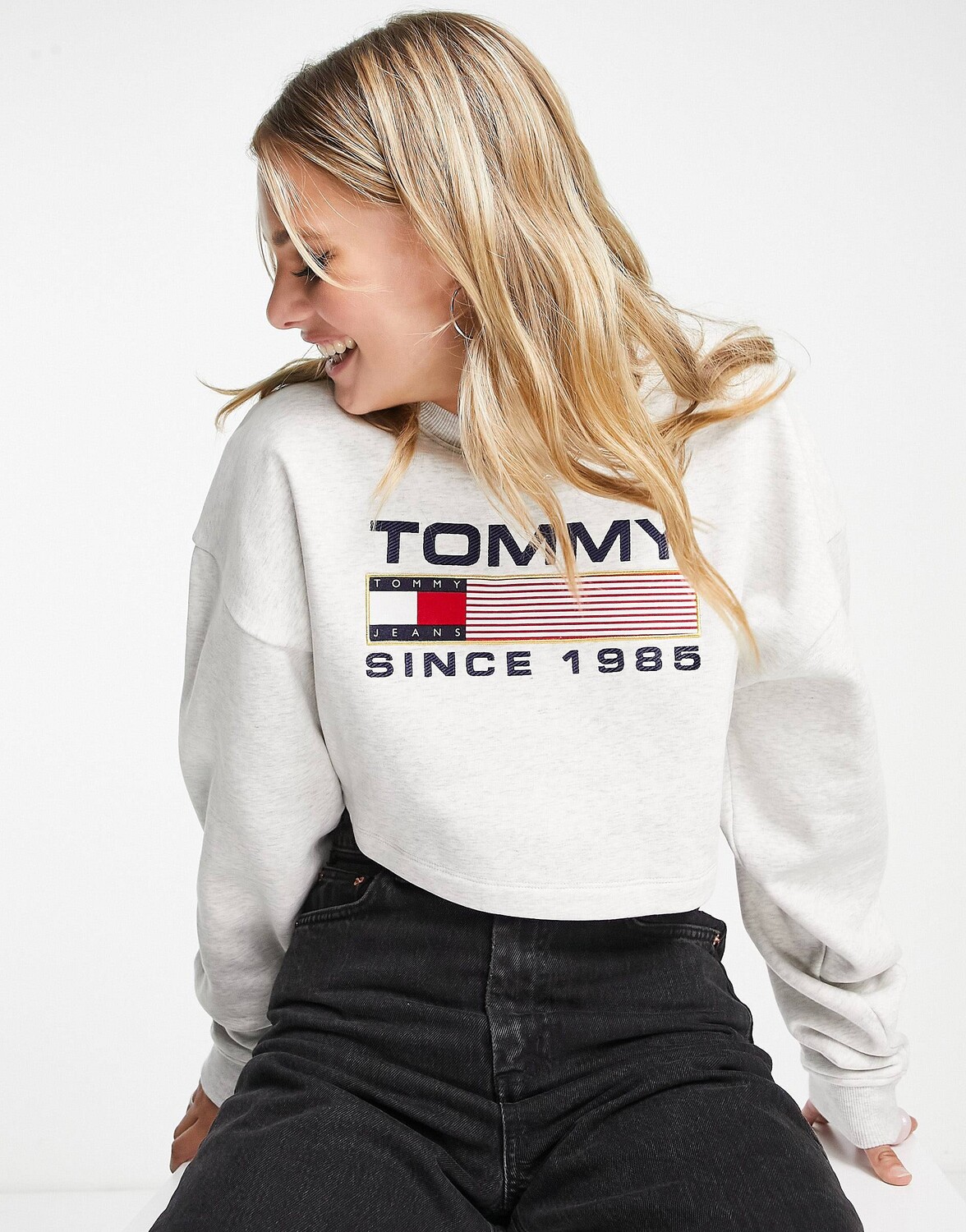 

Серый суперукороченный современный джемпер с круглым вырезом Tommy Jeans