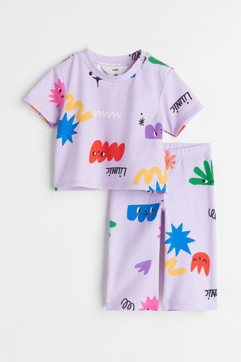 

Комплект из 2 предметов: футболка и брюки H&M, светло-фиолетовый/узор