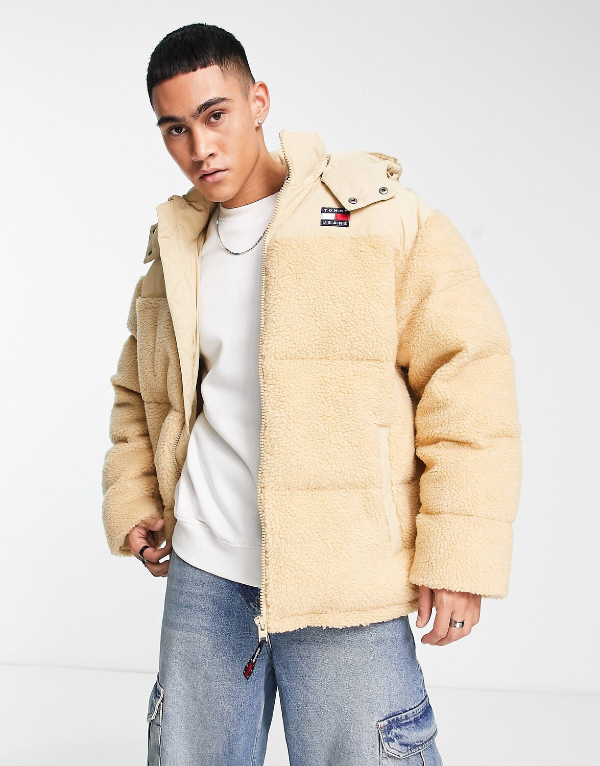 

Бежевый пуховик оверсайз из смеси шерпы Tommy Jeans ASOS.