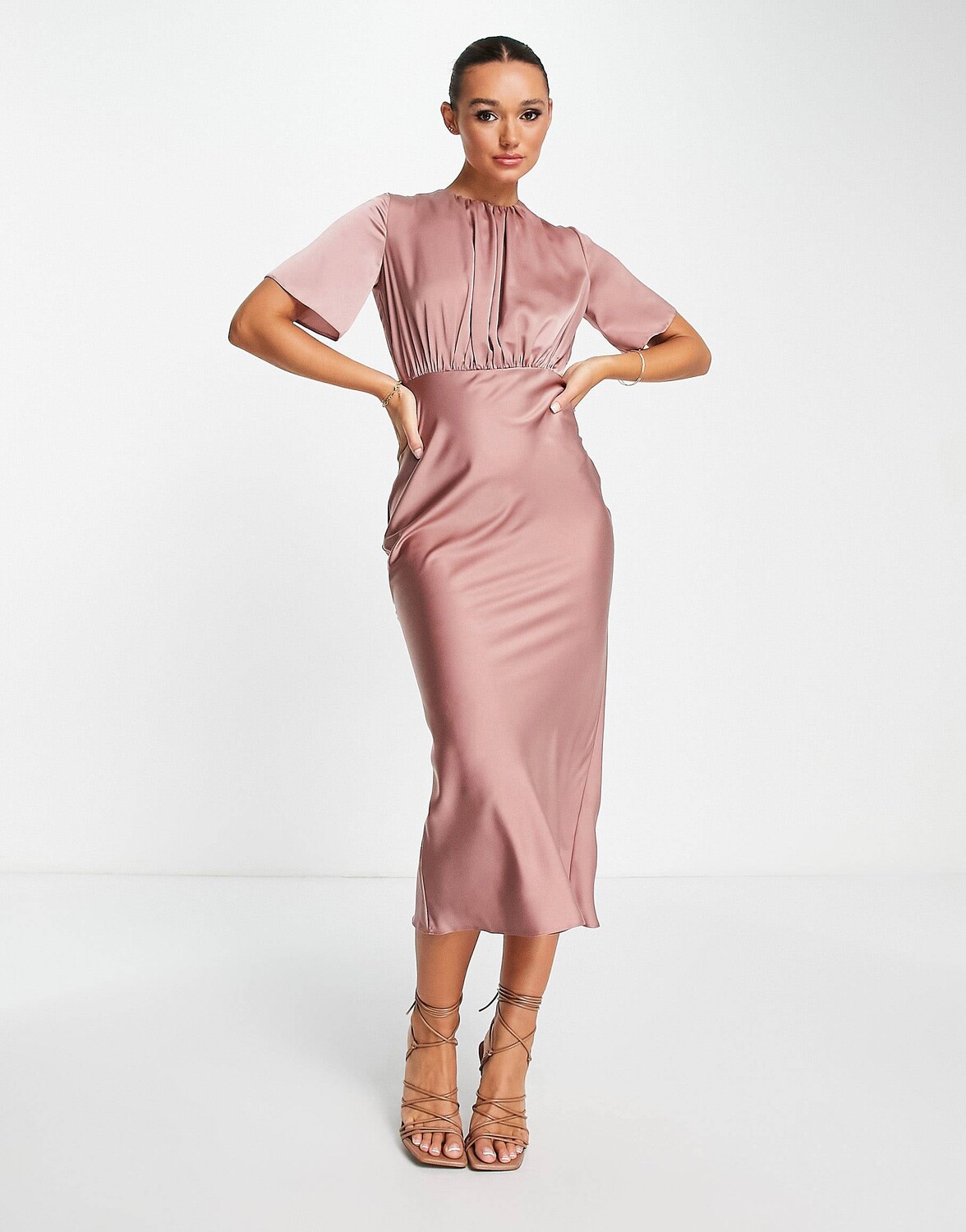 

Атласное платье миди миди с развевающимися рукавами и открытой спиной ASOS DESIGN Bridesmaid из ириски