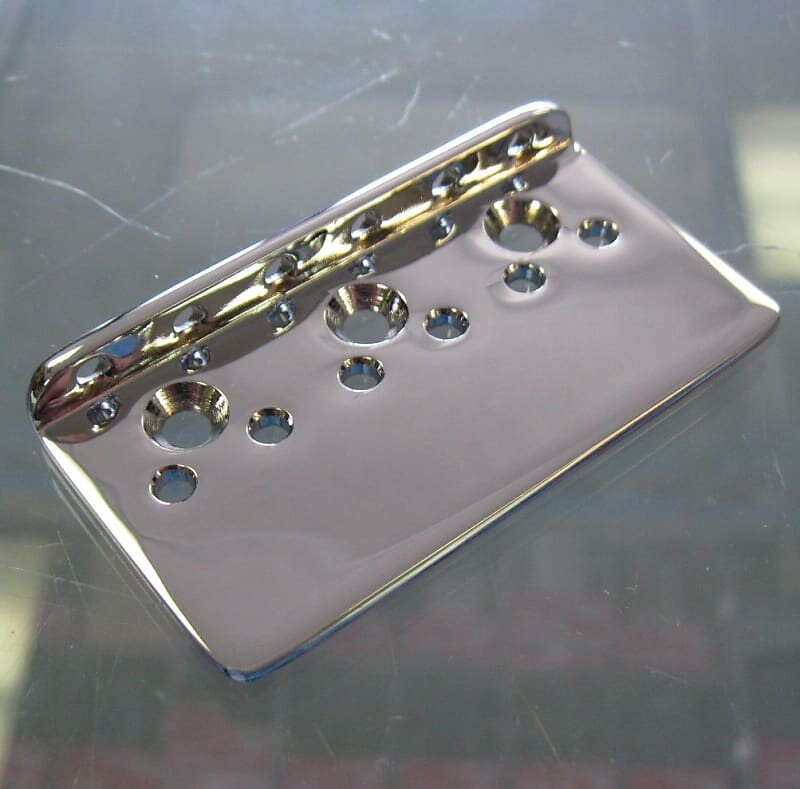 

Fender American Vintage Non-Tremolo Stratocaster Hardtail Пластина для бриджа 0010322000 USA Vintage Non-Tremolo Stratocaster Bridge Plate 001-0322-000