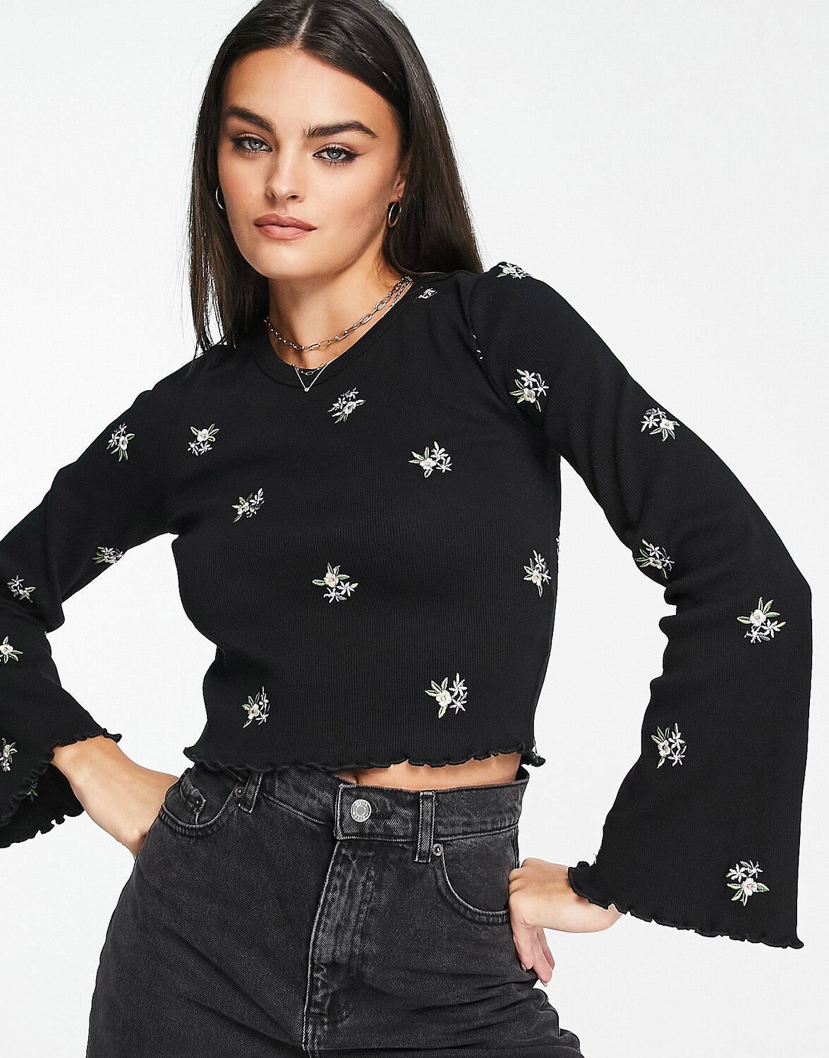 

Черный топ с ребристыми рукавами и цветочной вышивкой ASOS DESIGN