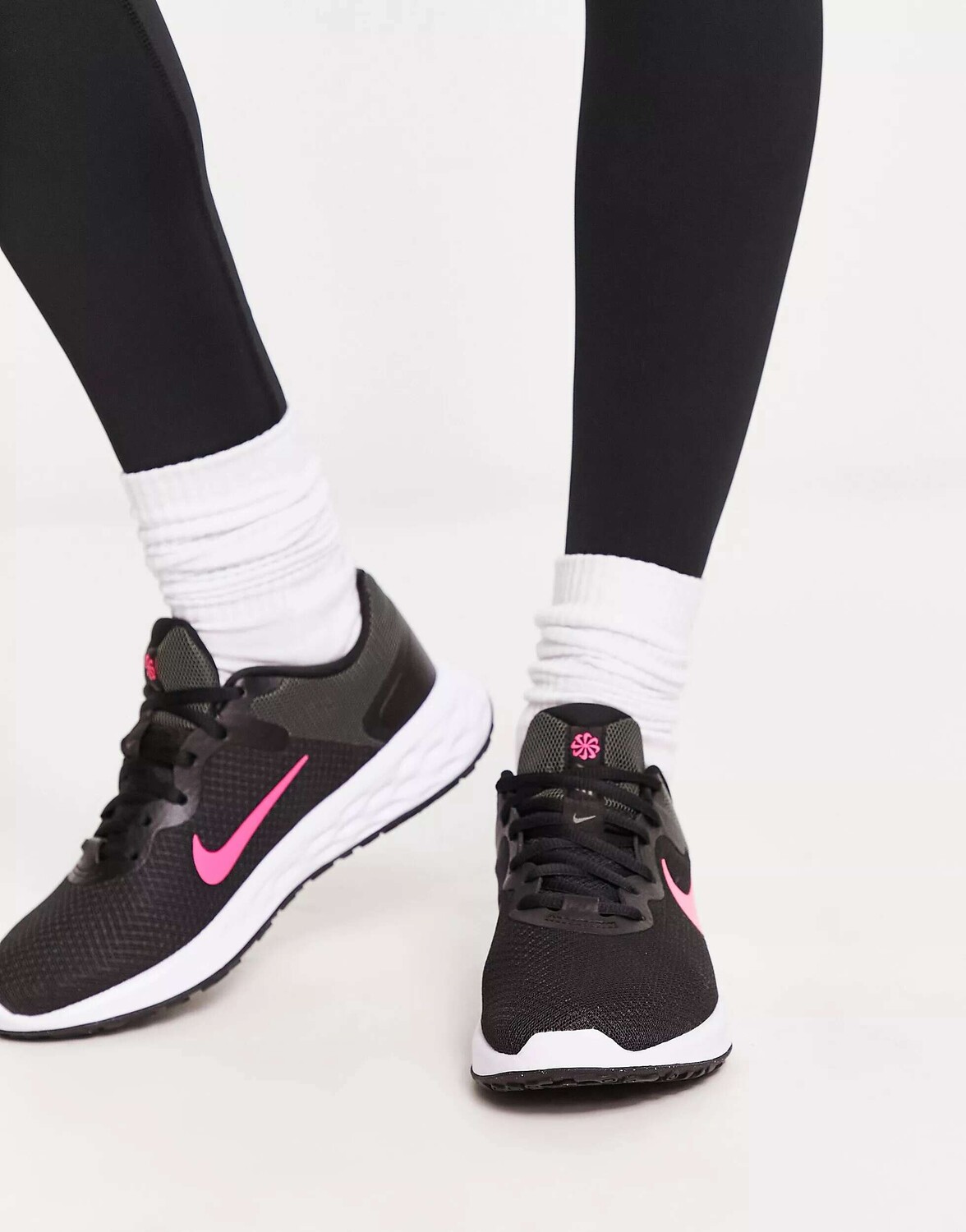

Черные кроссовки Nike Revolution 6